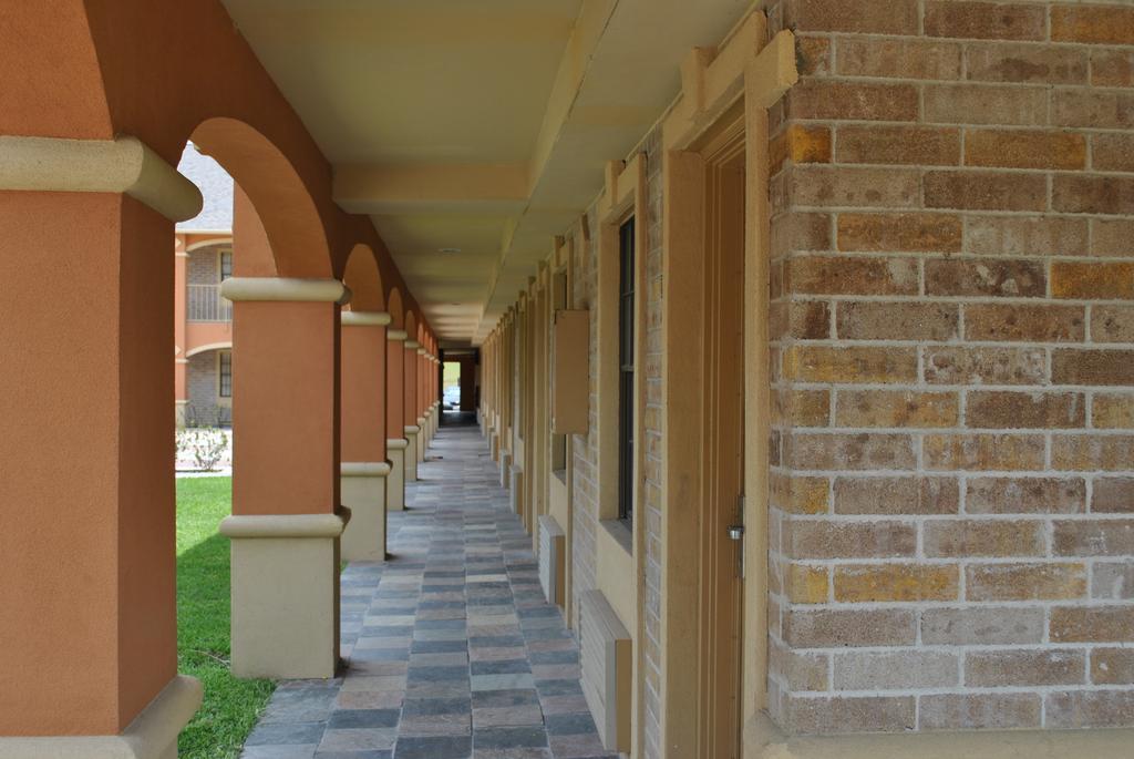 Executive Inn Brookshire ภายนอก รูปภาพ